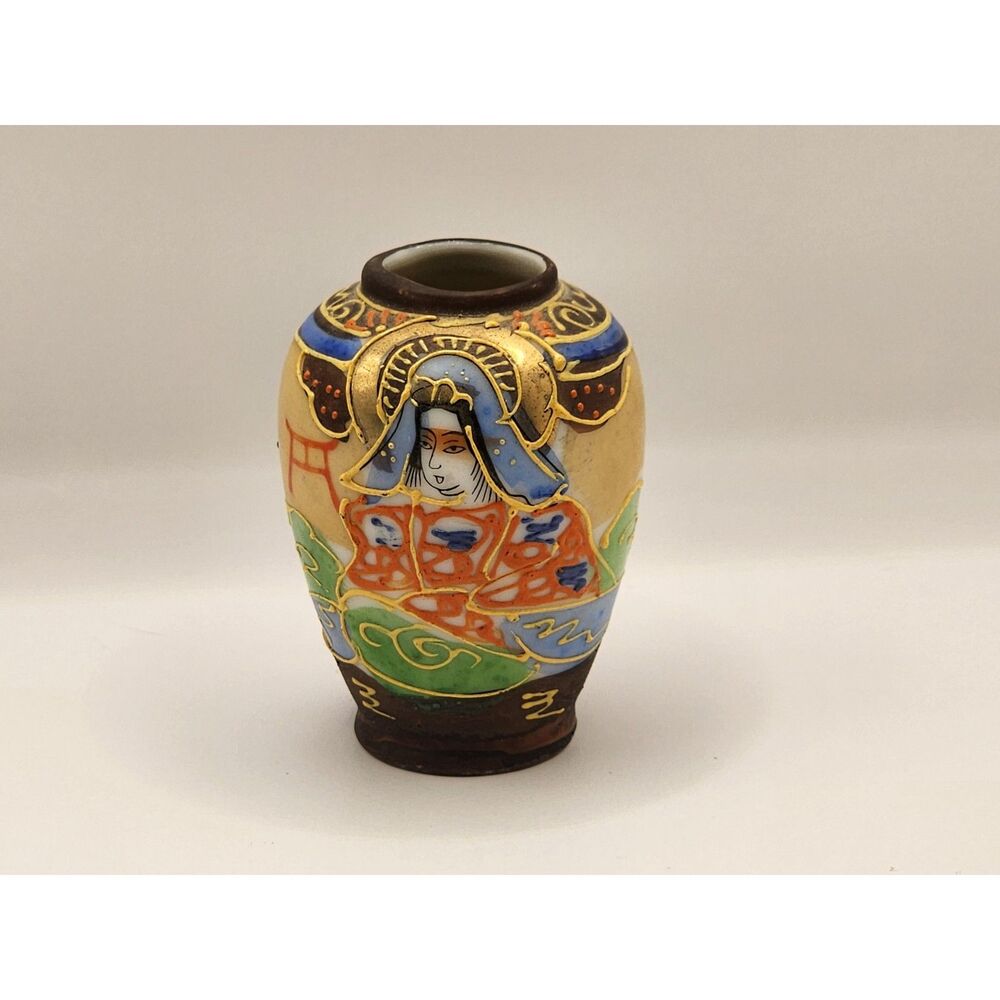 Japan Satsuma Style Mini Bud Vase Geisha Figural Gold Gilt 3 in